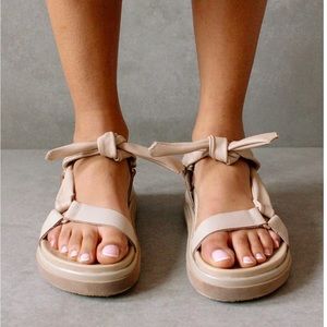 Brand-New! Alohas Tied Together Sandal
